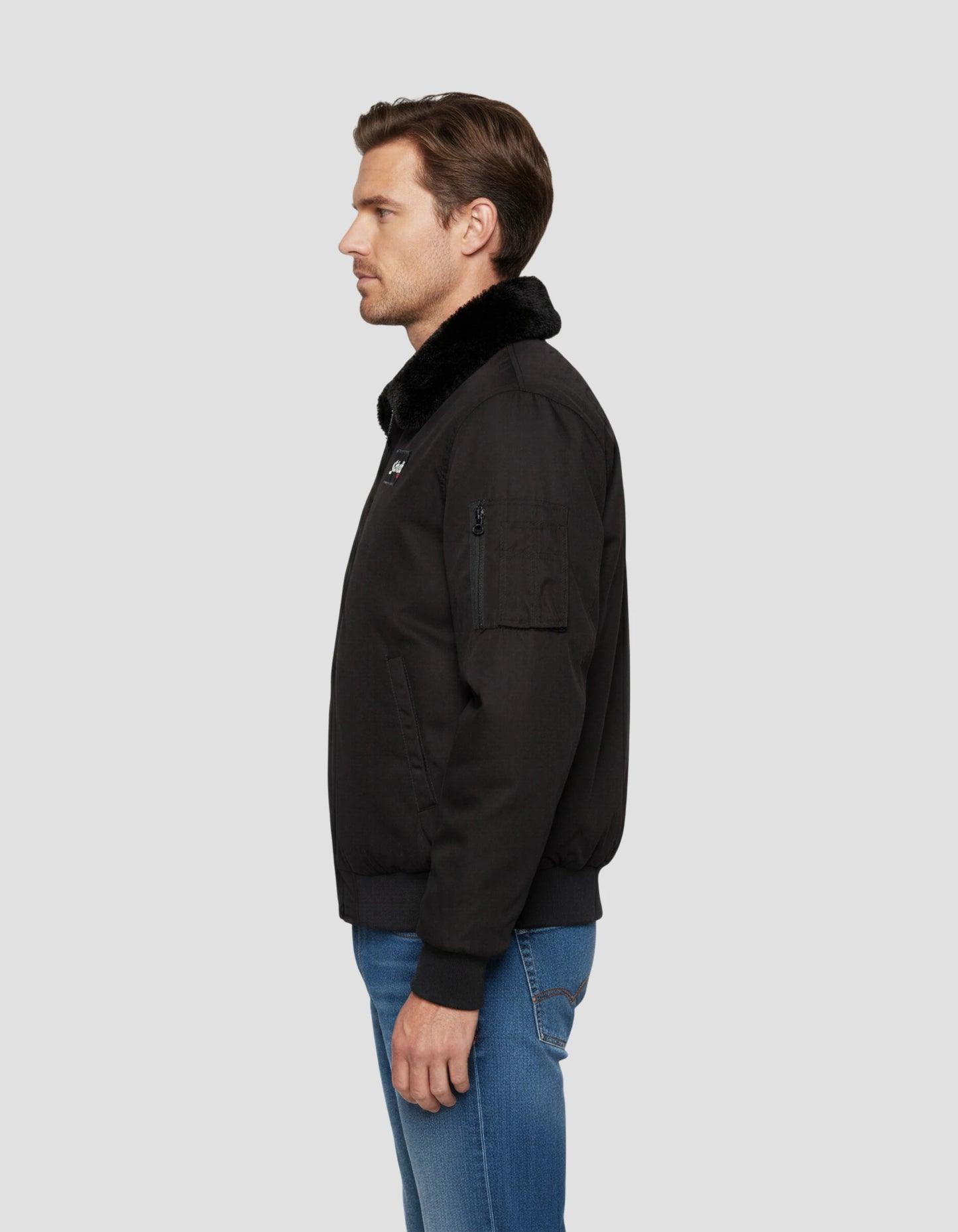 Chaqueta negra con cuello de piel sintética extraíble