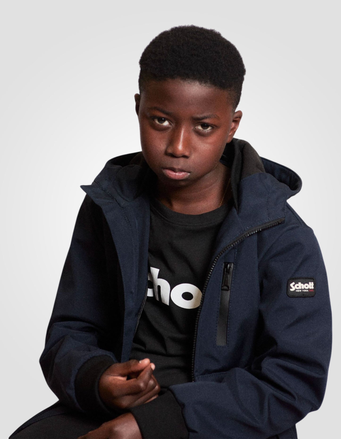 Chaqueta azul marino con capucha