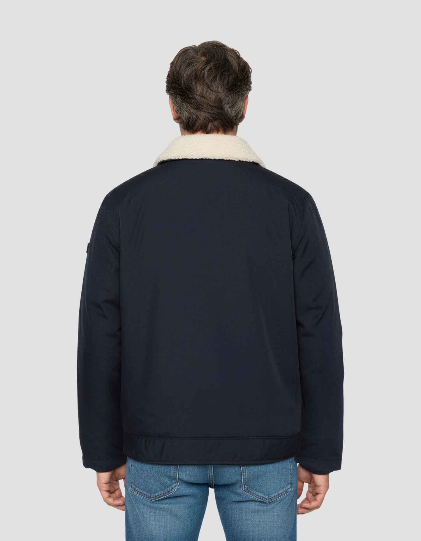 Chaqueta azul marino con cuello sherpa extraíble